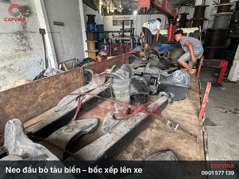 Bốc xếp neo đầu bò tàu biển lên xe giao khách