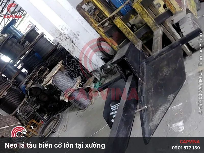 Neo lá tàu biển cỡ lớn hoàn thiện tại xưởng CAPVINA