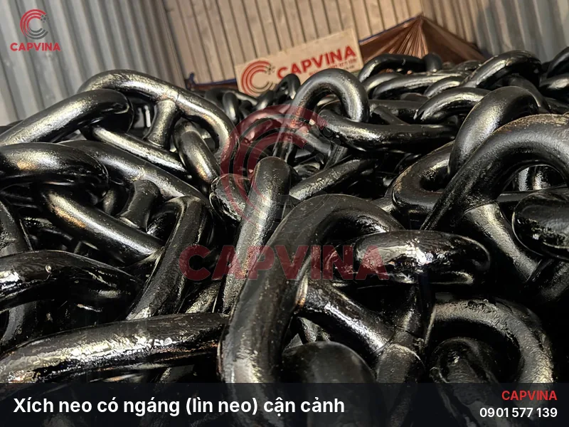 Xích neo có ngáng (lìn neo) cận cảnh mắt xích